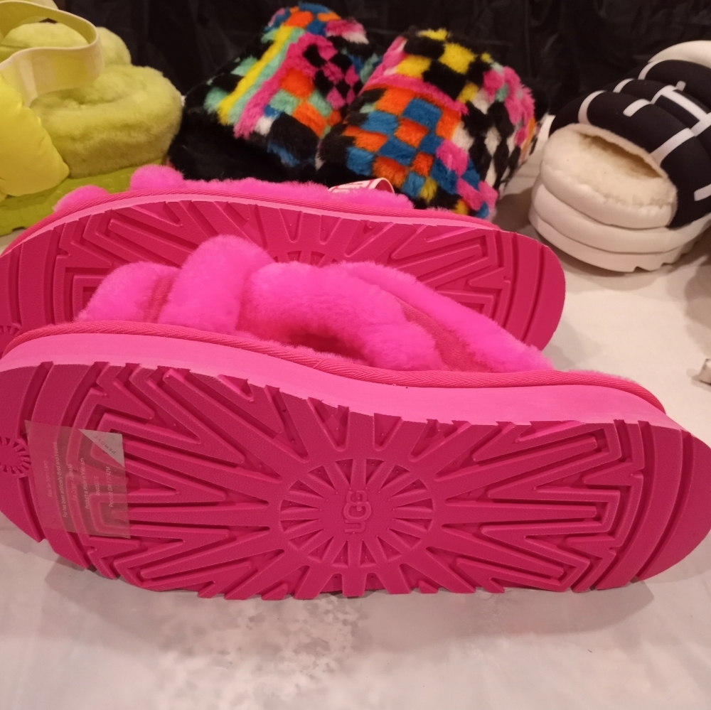 UGGS - Picture 3 of 4